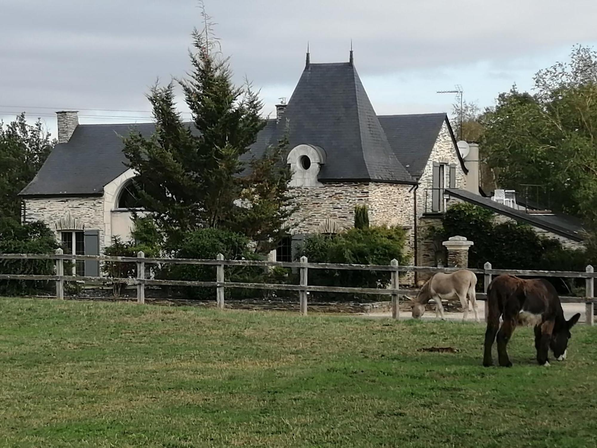 Gite Belle Fontaine Hotel Angrie Bagian luar foto